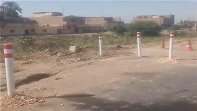 الطرق والكباري تتدخل فورًا لإصلاح انهيار جزئي بطريق إسنا - الأقصر وتأمين مدخل أرمنت - الواحات