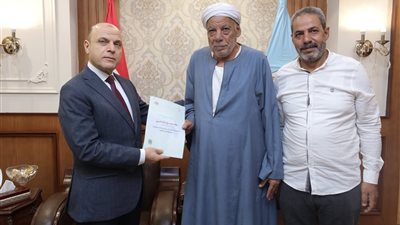 تسليم 15 عقد تقنين جديد في كفرالشيخ ضمن خطة استرداد أراضي الدولة