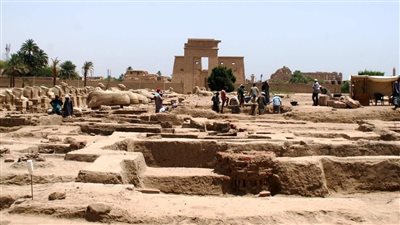 الكشف عن توابيت وأوستراكات ومعبد محوري بالأقصر ضمن جولة الأمين العام للآثار