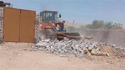 حملة مكبرة بقيادة الوحدة المحلية في إسنا لإزالة التعديات على أملاك الدولة واسترداد 88 فدانًا من الأراضي الزراعية