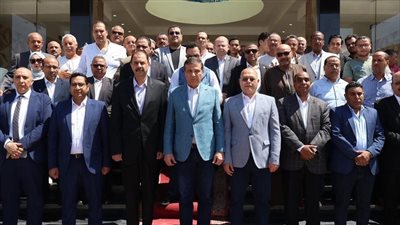 وزير الزراعة يزور مسئول حماية الأراضي المصاب ويمنحه ترقية استثنائية ومكافأة تقديرًا لبطولته