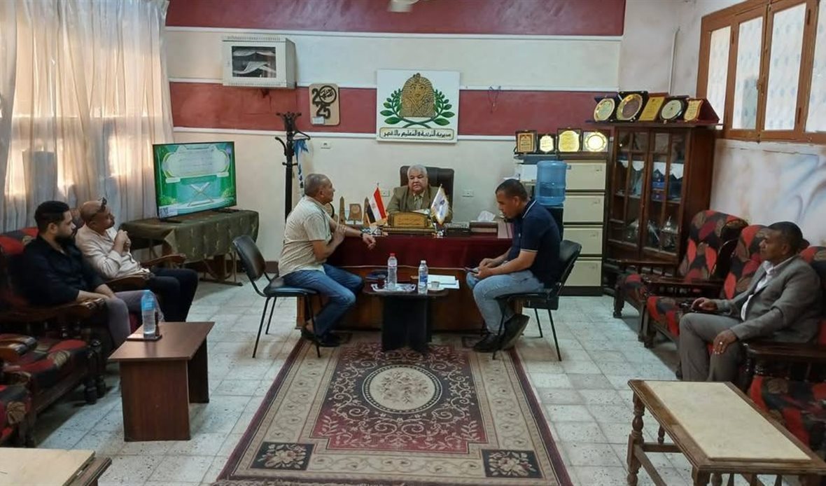 وفد شركة المياه يبحث