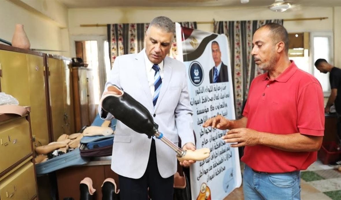 محافظ أسوان يسلم