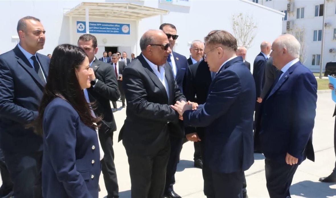 وزير الكهرباء ومدير