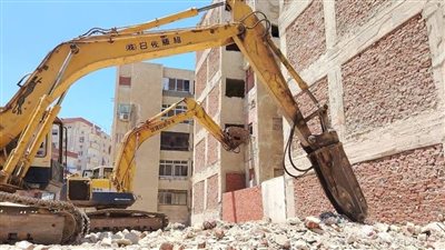 إزالة عقار آيل للسقوط بمساكن الكوكاكولا بالإسماعيلية