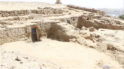 الكشف عن ثلاثة مقابر صخرية جديدة بأسوان يعود تاريخها لعصر الدولة القديمة