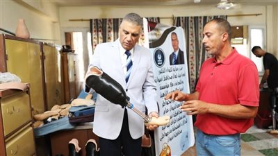 محافظ أسوان يسلم أطراف صناعية لـ 110 مستحقين 