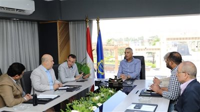 محافظ أسوان يطمئن أسر طلاب تمريض التأمين الصحي