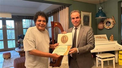 محمد منير يحصل على وسام ماسبيرو تكريمًا لمسيرته