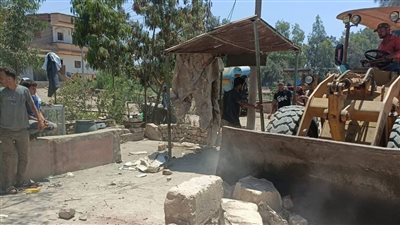 إزالة تعديات بكفر صقر وضبط مصنع ملابس بالعاشر من رمضان