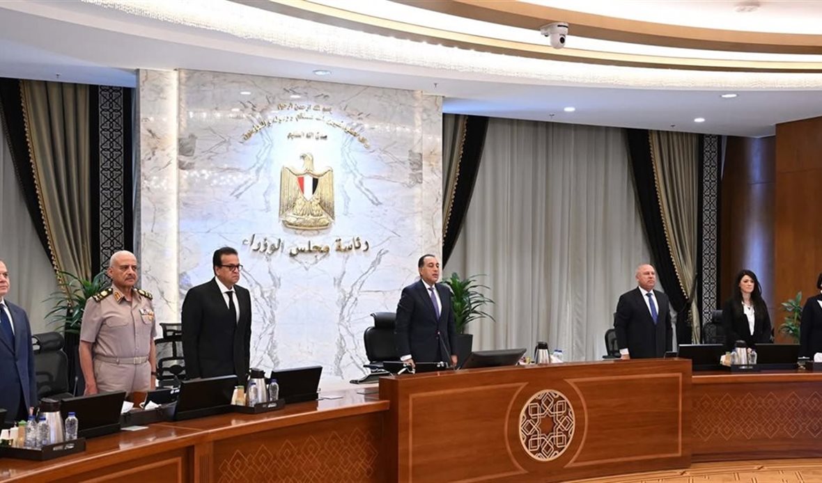 مجلس الوزراء يقف
