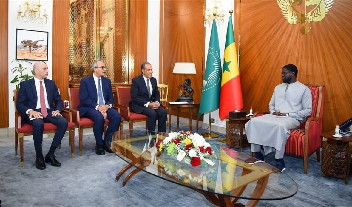 وزير الخارجية يسلم