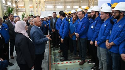 كامل الوزير يفتتح مصنعًا للزجاج ويضع حجر أساس مصنع ثلاجات ويتفقد مشروعات دوائية وجلود ومعدات حريق دعمًا للصناعة الوطنية