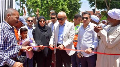 محافظ الأقصر يفتتح مشروعات مياه وصرف صحي بالزينية