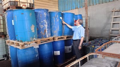ضبط 33 طن مواد كيميائية مجهولة داخل بلبيس الصناعية