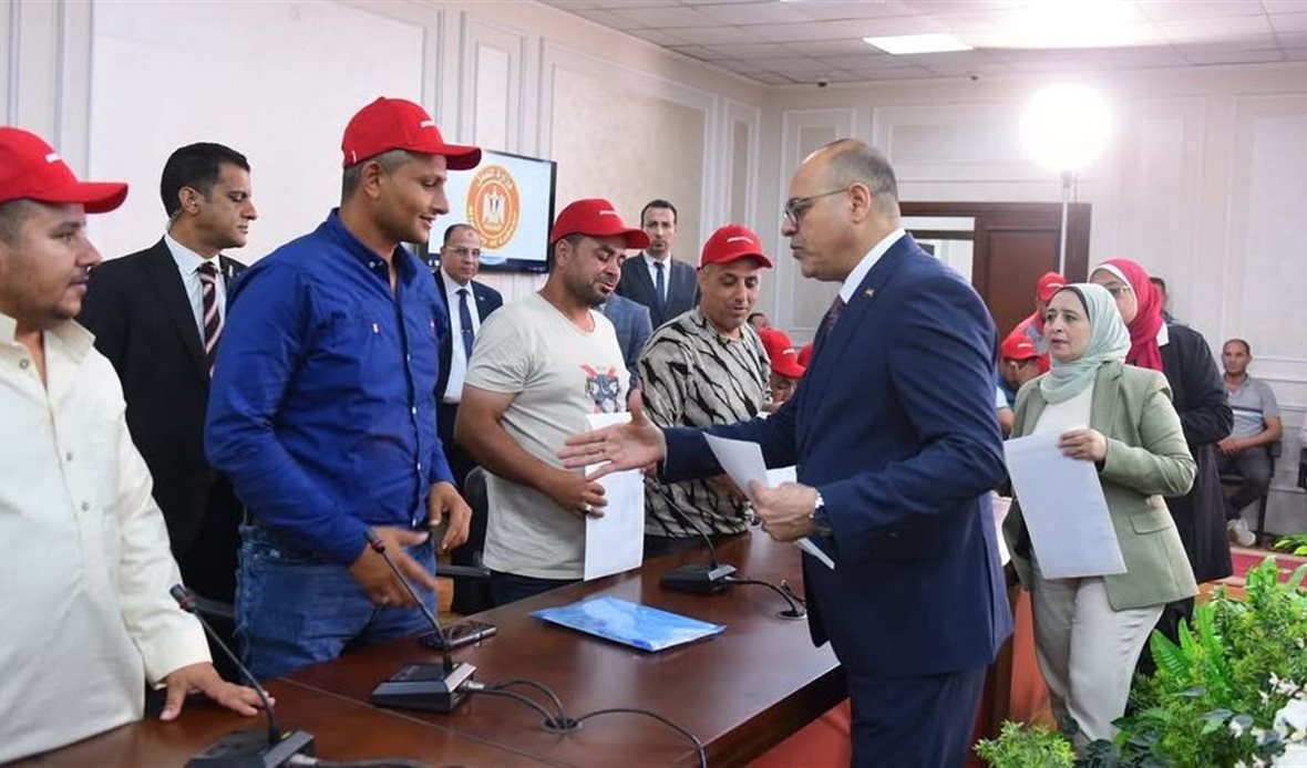 وزارة العمل تسلم
