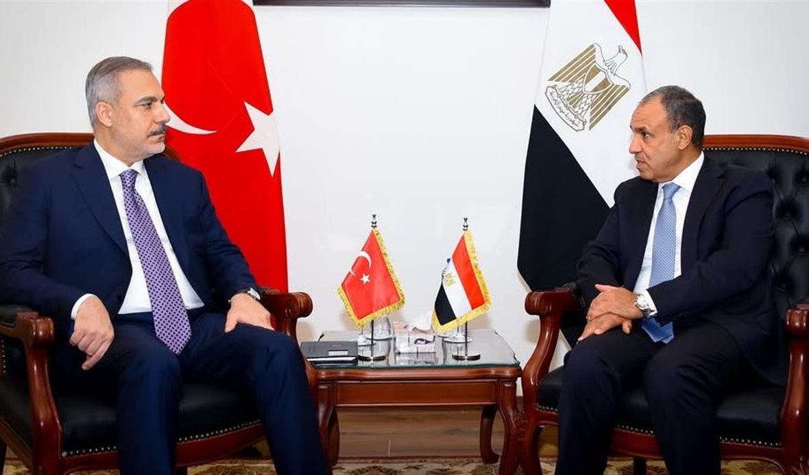 مباحثات موسعة بين