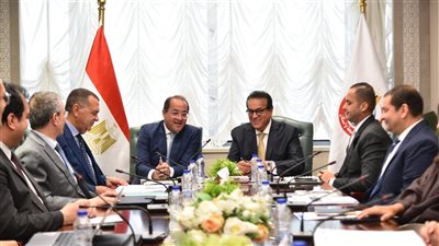 وزير الصحة يبحث استدامة تمويل التأمين الصحي الشامل ويقترح تعديل آلية المساهمة التكافلية بحضور وزيري المالية والاستثمار