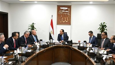 مدبولي: الحكومة مستعدة لتقديم حوافز استثنائية لتوطين صناعة السيارات الكهربائية في مصر
