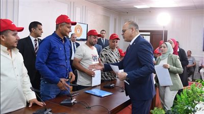 وزير العمل يسلم عقود عمل لشباب مصري في البوسنة والهرسك