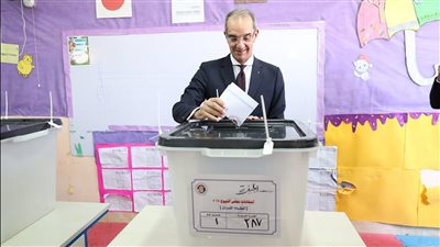 عمرو طلعت يدلي بصوته ويدعو المواطنين لاستكمال المسيرة الديمقراطية