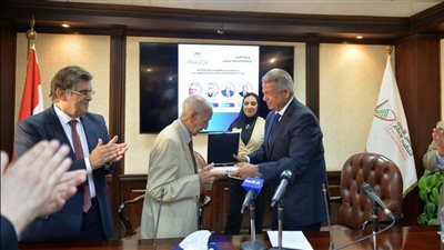 خالد عبدالعزيز يكرم فهمي عمر في ورشة لجنة ضبط الإعلام الرياضي