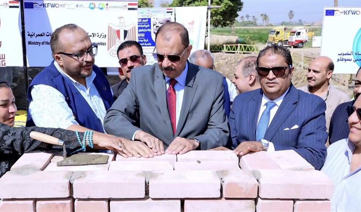محافظ سوهاج يضع حجر