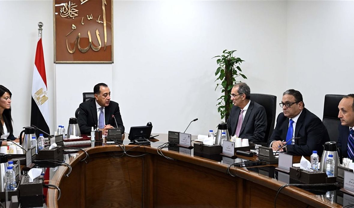 رئيس الوزراء يستعرض