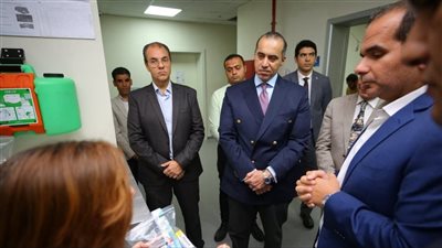 وزير الشئون النيابية يزور مستشفى الناس ويشيد بالخدمات الطبية المجانية المقدمة لغير القادرين