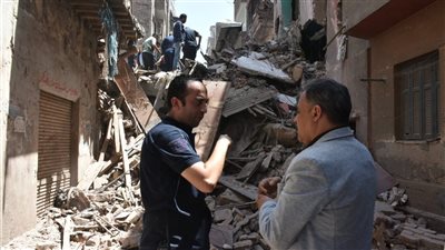 محافظ الشرقية يتفقد موقع انهيار عقار الزقازيق ويوجه بجهود إنقاذ عاجلة للضحايا