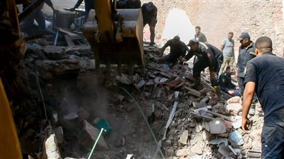 محافظ الشرقية يتابع تداعيات انهيار عقار الزقازيق ويطمئن على المصابين ويؤكد تقديم الدعم لأسر الضحايا