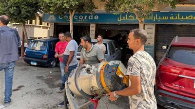 الجيزة تغلق جراجات مخالفة وتستمر في إزالة التعديات بهضبة الأهرام
