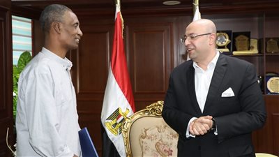 محافظ بني سويف يكرم عامل أنقذ شاباً من الموت بمزلقان السادات