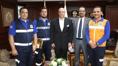 محافظ بني سويف يكرم مسعف وسائق أعادا مليونًا ونصف جنيه