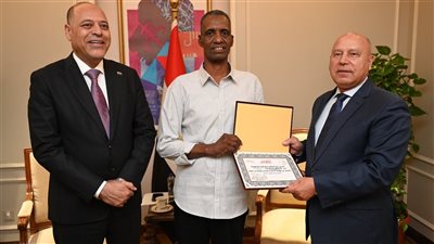 كامل الوزير يكرم عامل مزلقان السادات ببني سويف لإنقاذه شابا من الموت بحضور وزير العمل وقيادات السكك الحديدية