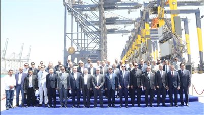 وزير الصناعة والنقل يتابع تطوير ميناء السخنة ويشهد وصول أوناش عملاقة
