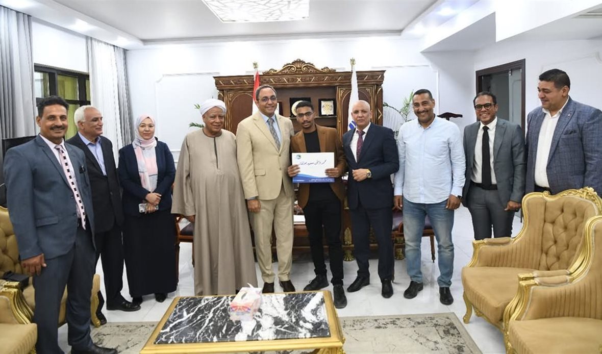محافظ قنا يسلم عقود