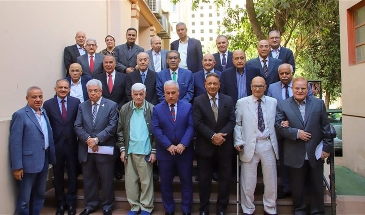 كبار الكتاب يناقشون