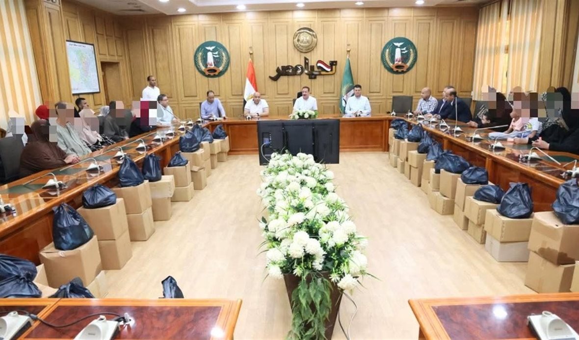 محافظ المنوفية يوزع