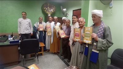 تقنين أراضي أملاك الدولة وتسليم عقود للمستفيدين بأبنوب