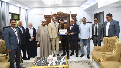 محافظ قنا يسلم عقود عمل لأوائل خريجي مدرسة مياه الشرب والصرف الصحي