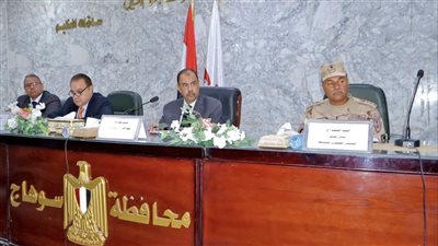 محافظ سوهاج يتابع ملفات التصالح وإزالة التعديات واستعداد المدارس