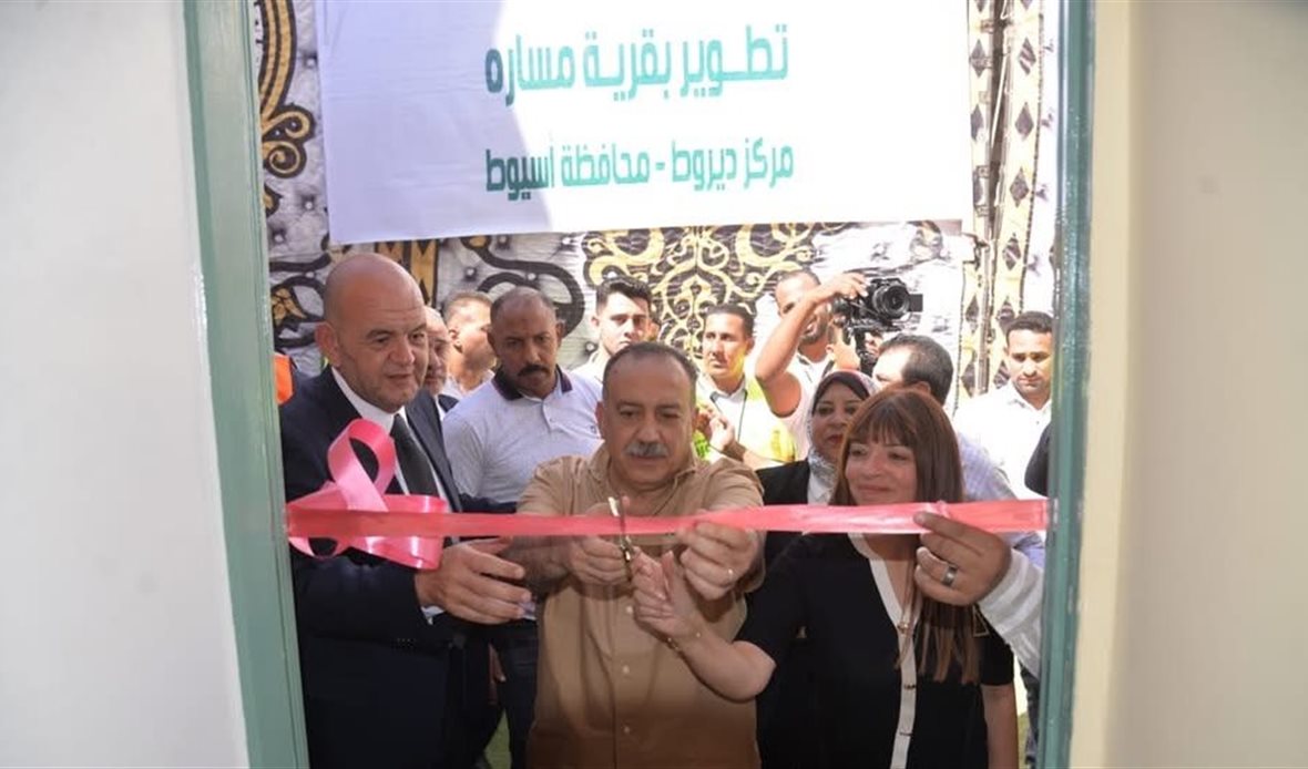 محافظ أسيوط يسلم