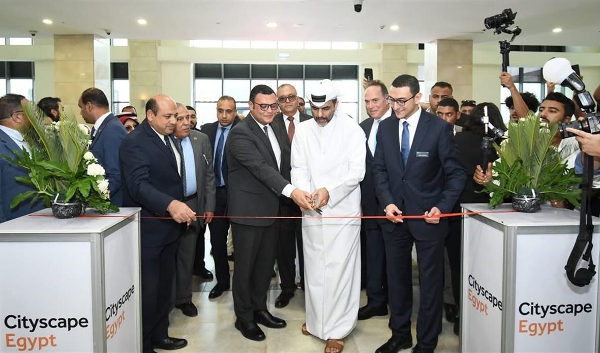 وزير الإسكان يفتتح
