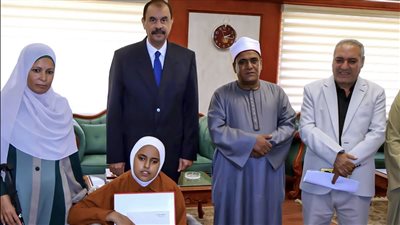 محافظ سوهاج يكرم الطالبة آية السيد مهني الأولى على الإعدادية الأزهرية للمكفوفين