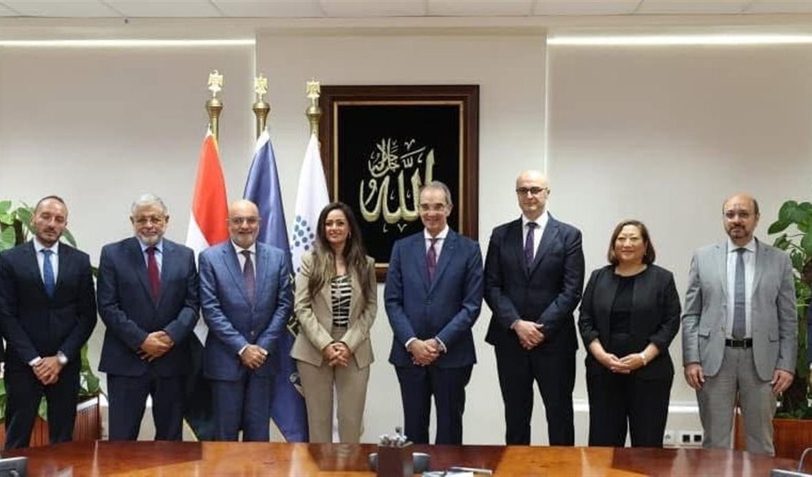 وزير الاتصالات يشهد