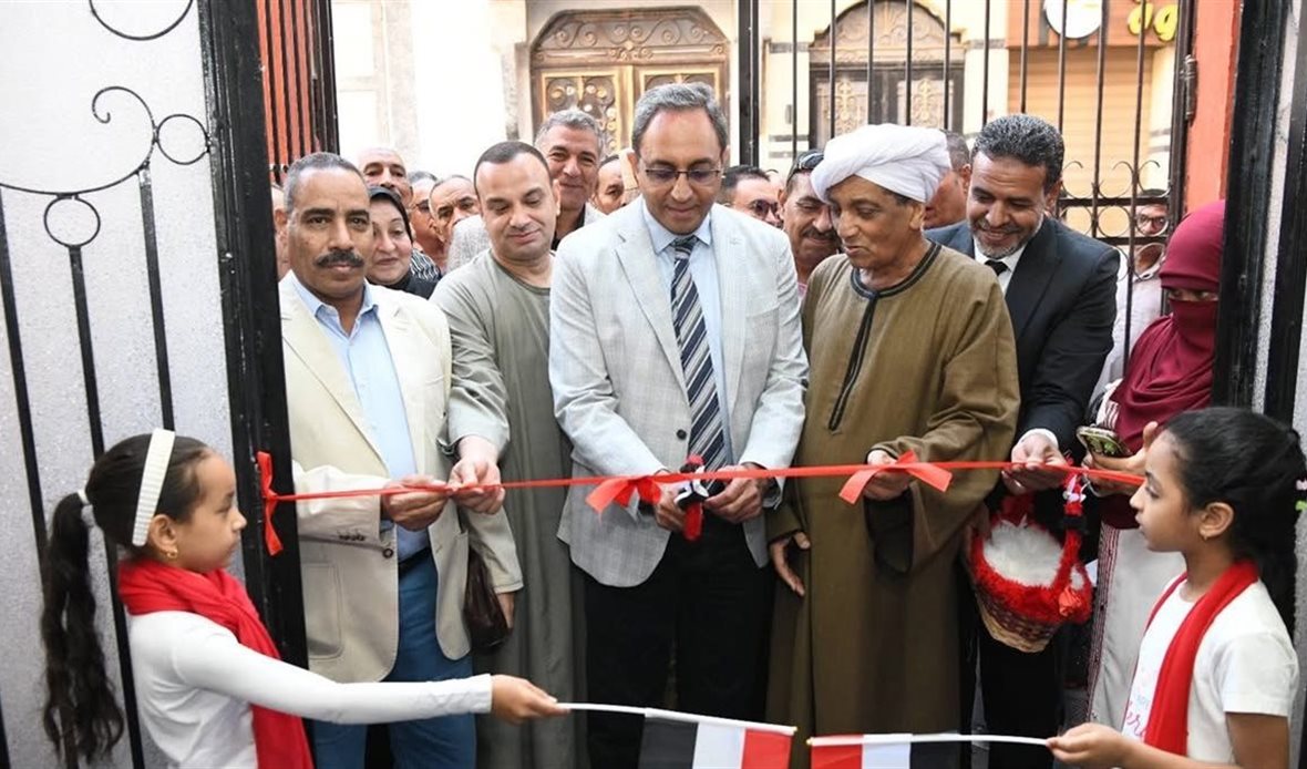محافظ قنا يتفقد مدرسة