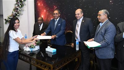 محافظ قنا يسلم عقود تعيين 733 معلما مساعدا ضمن مسابقة 30 ألف معلم