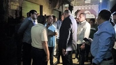 محافظ الشرقية يتفقد موقع انهيار عقار قديم بالزقازيق أثناء أعمال الإزالة