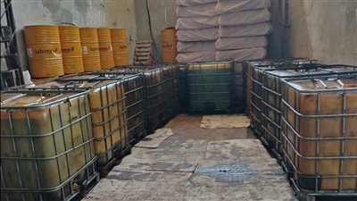 الجيزة تضبط منشأة لتدوير زيوت سيارات مغشوشة بالبدرشين